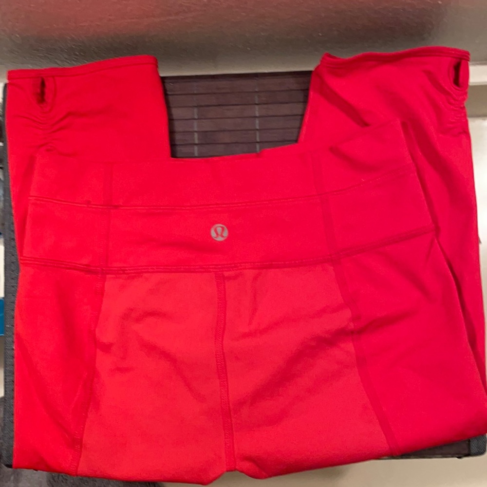 🔥Lululemon Red Capris w/Keyhole Scrunch Sides🔥